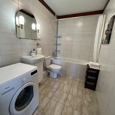 Cozy Close To & Airport