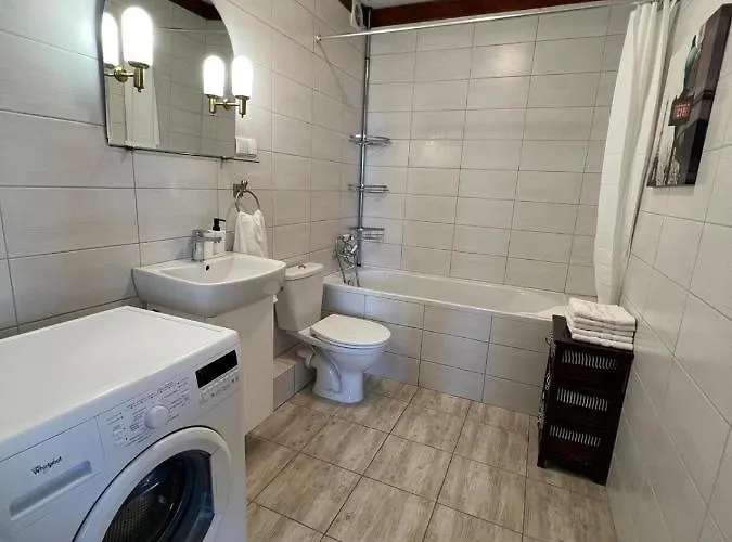 Cozy Close To & Airport