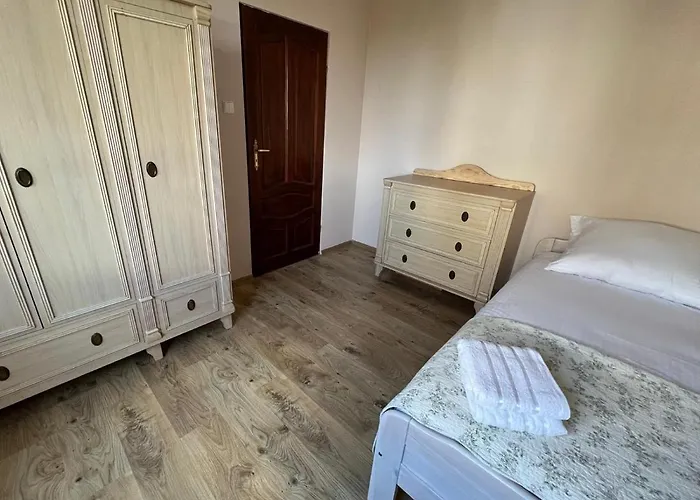 Cozy Close To & Airport 格但斯克